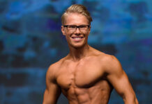 Keyrir um á gömlum Land Rover og safnar vínilplötum