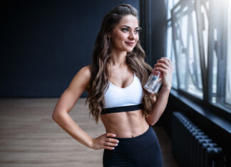 Sex seigar ranghugmyndir um konur og styrktarþjálfun